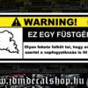 Olyan fekete felhőt tol, hogy anyád
